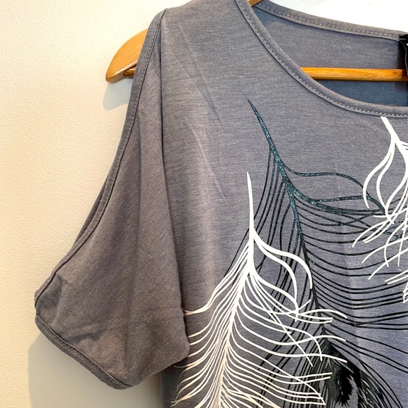 Women’s Short Open Sleeve Top. - Picture 2 of 5